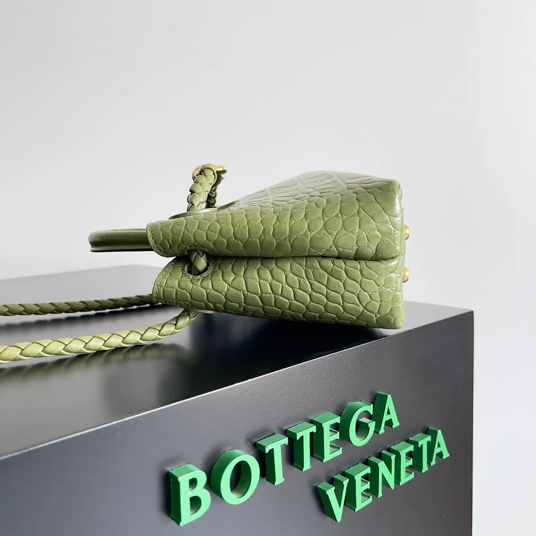 Batch 2880 BOTTEGA VENETA new women's crocodile leather ANDIAMO is shipped! ! ! As a classic model of the BV family, each innovation brings different surprises to fans. There are three ways to carry it with different makeup. Crocodile skin is called the gold in leather and is famous for its top luxury and rarity. During use, the luster of the crocodile skin will not fade or fade with time. No matter how long it is used, it will still remain new. And because each crocodile skin is different, the effect of each crocodile leather bag is different. Style number: 777614 Size: 22*9*15.5cm
